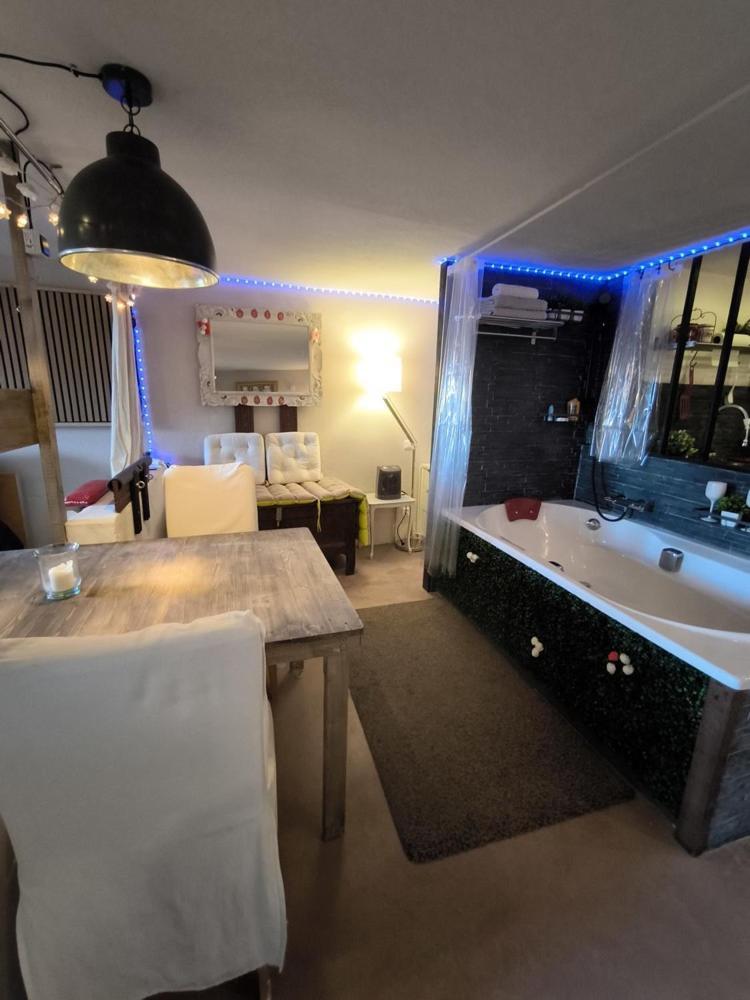 Love-Room Discret 40 M2 Bormes Les Mimosas Village Avec Terrasse 外观 照片